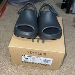 Yeezy slides never worn!!